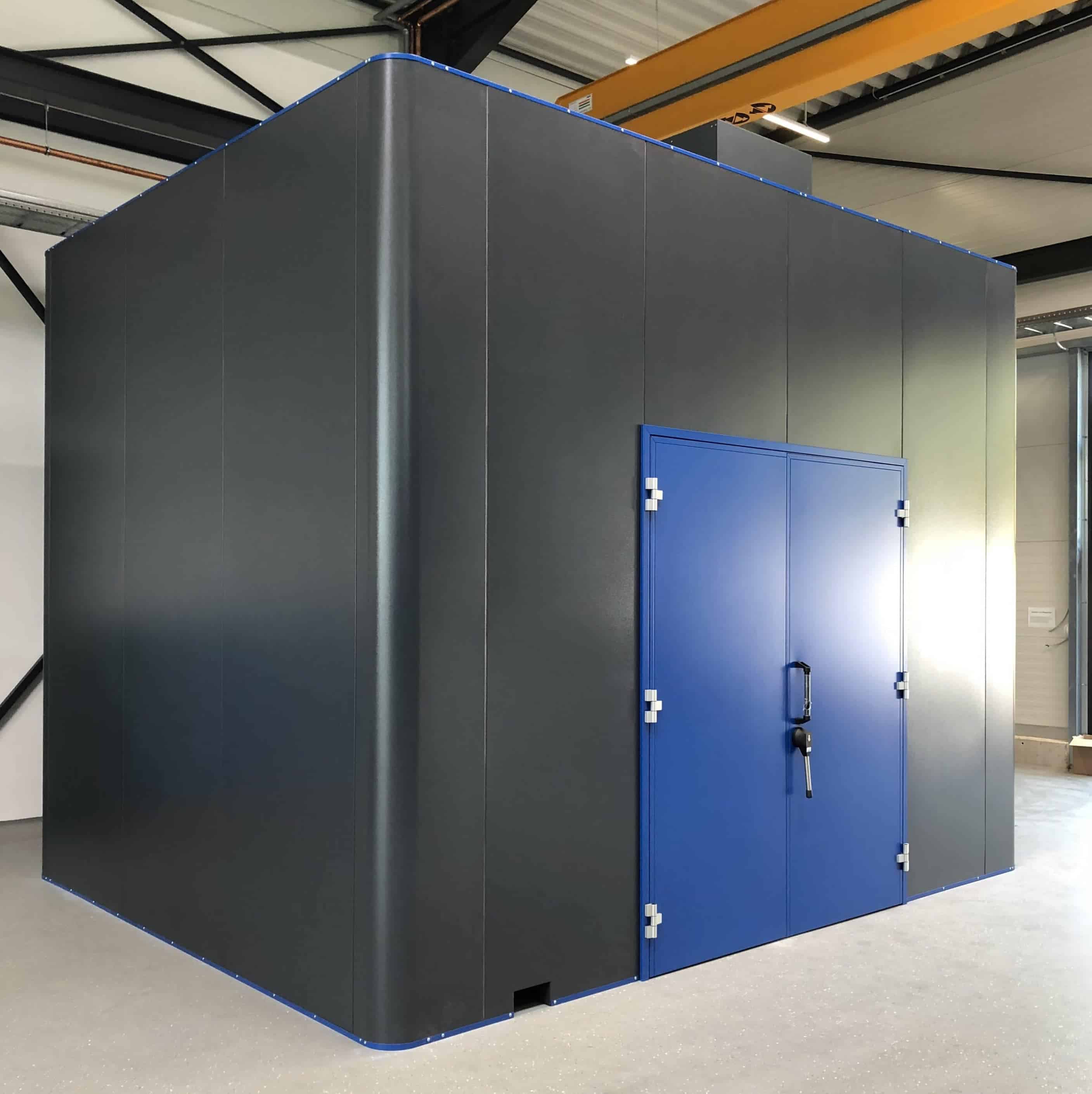 laser-protection-cabin-igusta Schwarze Laserschutzkabine mit blauer Tür